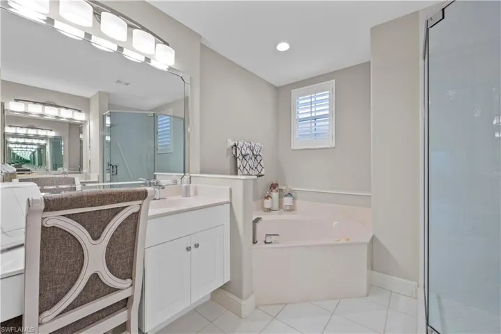 677  Vintage Reserve  CIR, Naples, FL 34119