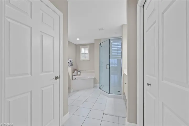 677  Vintage Reserve  CIR, Naples, FL 34119