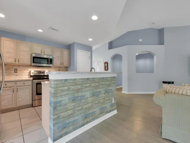 Kitchen w/ Breakfast Bar
