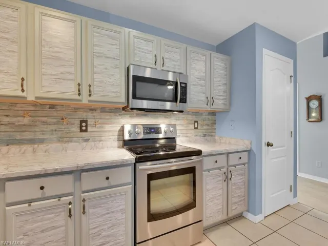 Kitchen w/ Pantry