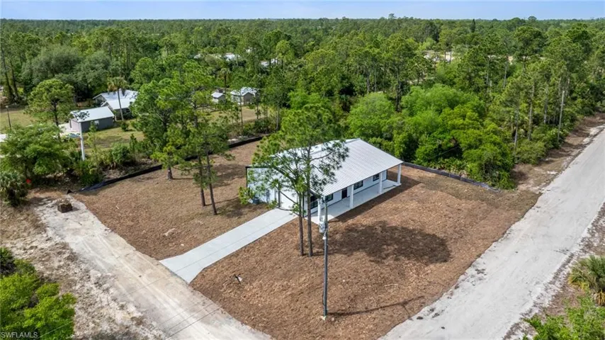 Bird's eye view featuring a forest view