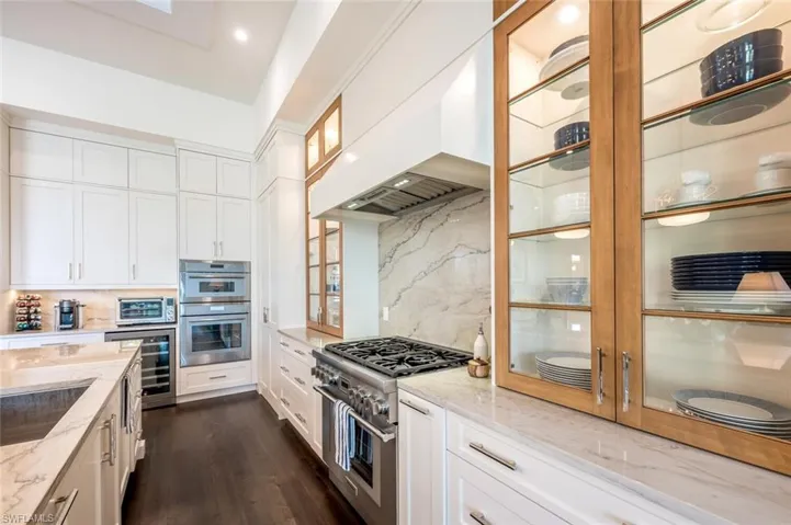 2 ovens, microwave, dishwasher, Gas cooktop