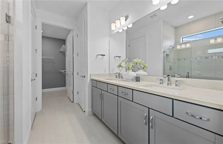 Exterior/interior photos are of staged model home. Illustration purposes only.