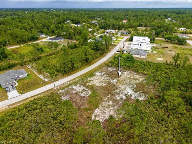 Aerial view of property's location featuring a heavily wooded area