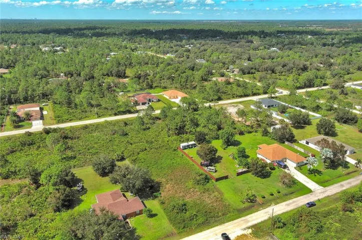 Aerial view of property's location featuring a heavily wooded area