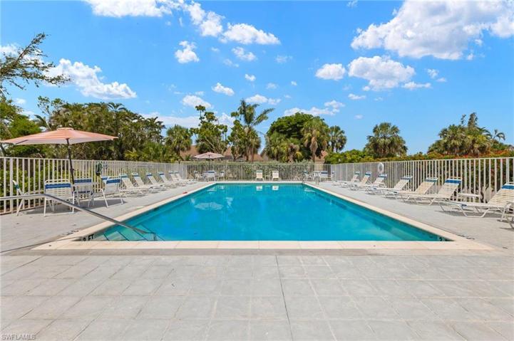 Huge community pool and bathes, umbrellas