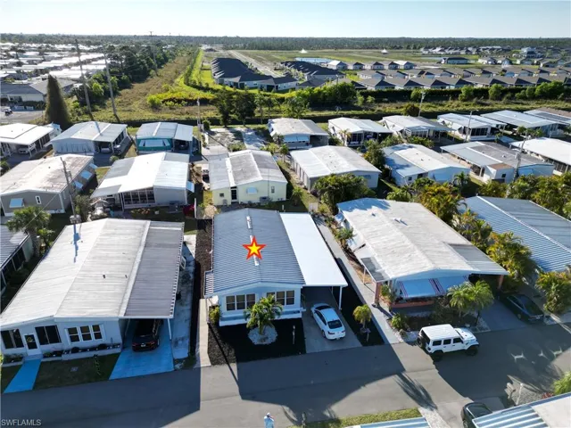 Birds eye view of property featuring a residential view