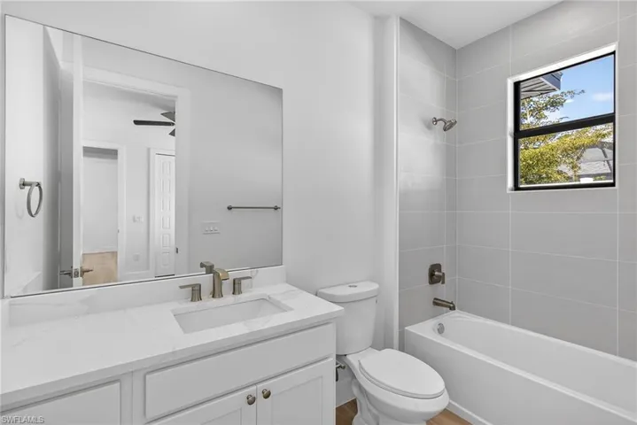 Bathroom with washtub / shower combination and vanity