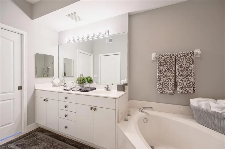 Bathroom with a bathtub and vanity