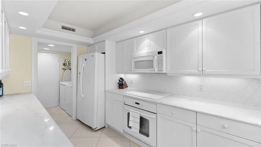 10691  Gulf Shore  DR, Naples, FL 34108