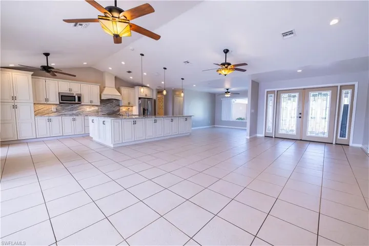 Spacious living room -Open Concept