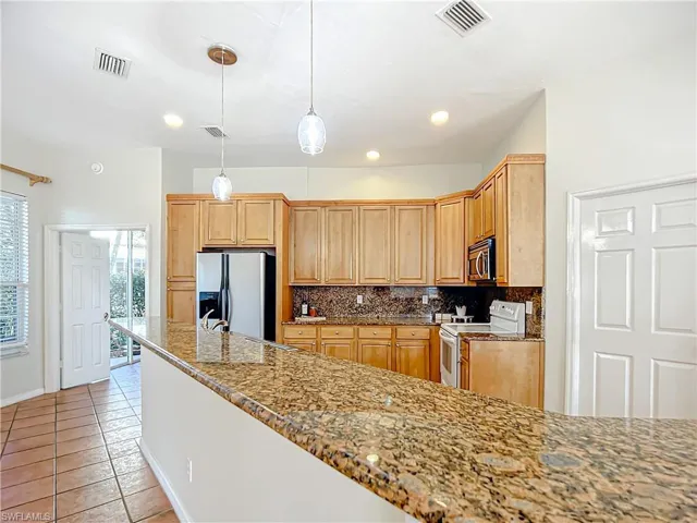 2662  Aft  AVE, Naples, FL 34109