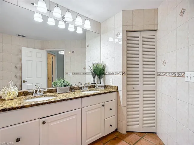 2662  Aft  AVE, Naples, FL 34109
