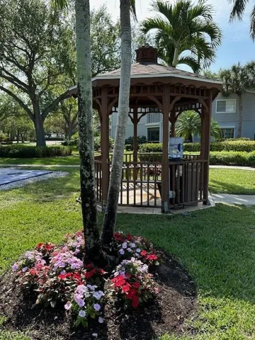 2662  Aft  AVE, Naples, FL 34109