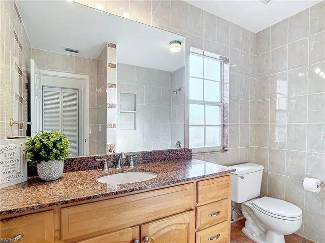 2662  Aft  AVE, Naples, FL 34109