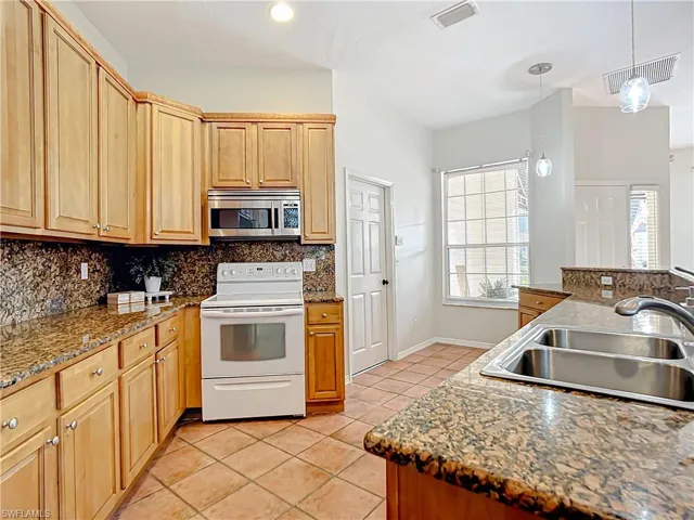 2662  Aft  AVE, Naples, FL 34109