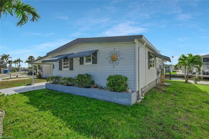 View of front facade with a front yard