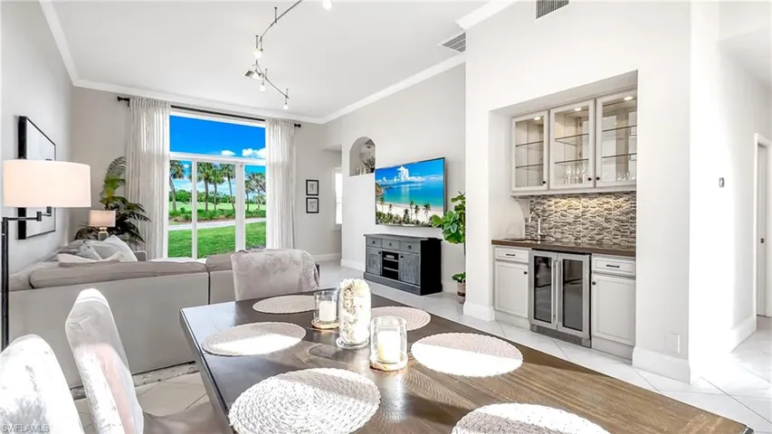 Dining area with a wet bar