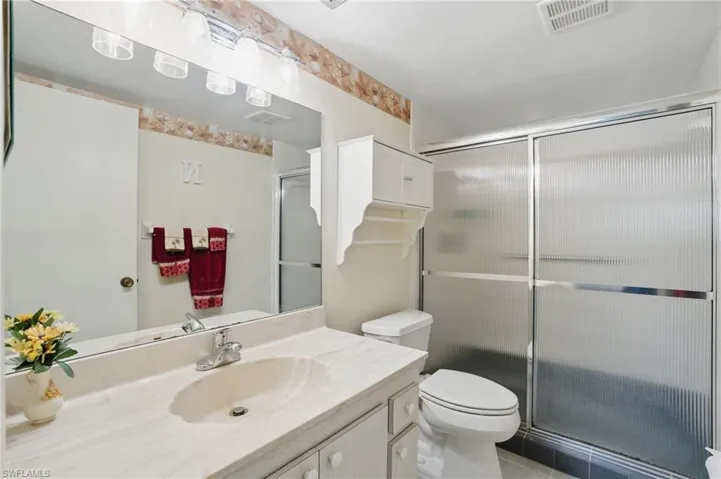 ENSUITE BATH WITH SHOWER