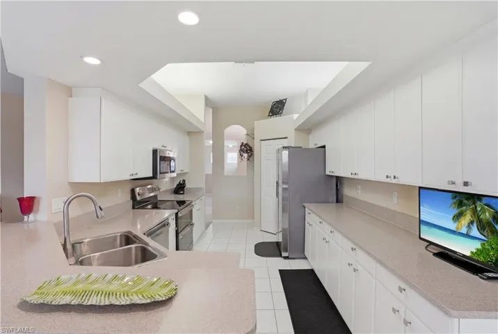 Spacious kitchen with plenty of room for two chefs!