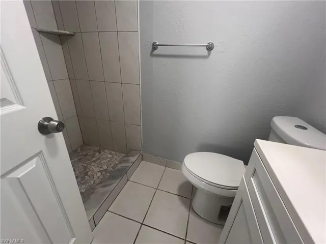 4601  Bayshore  DR, Naples, FL 34112
