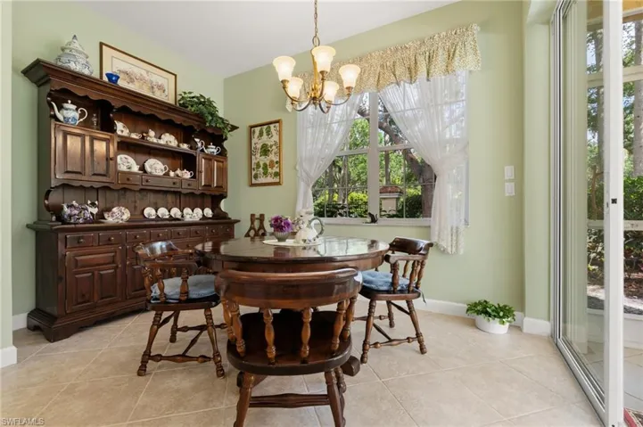 Casual dining area, with access to lanai.
