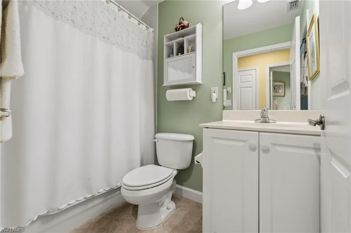 2nd full bathroom with dual entrance (pocket door to 2nd bedroom)