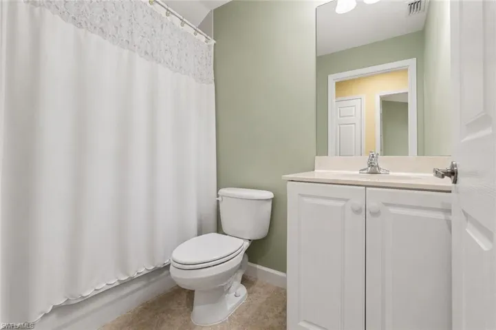 2nd full bathroom with dual entrance (pocket door to 2nd bedroom)