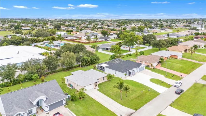 912 SE 5th  PL, Cape Coral, FL 33990