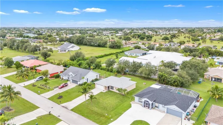 912 SE 5th  PL, Cape Coral, FL 33990