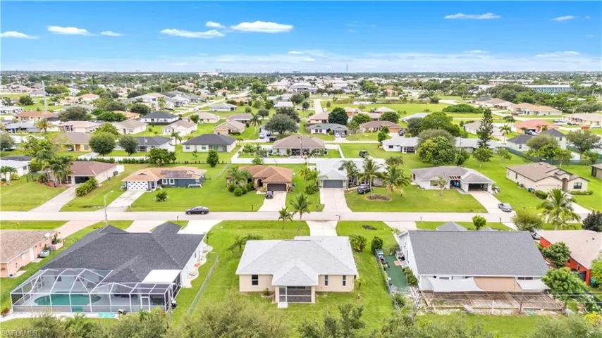 912 SE 5th  PL, Cape Coral, FL 33990