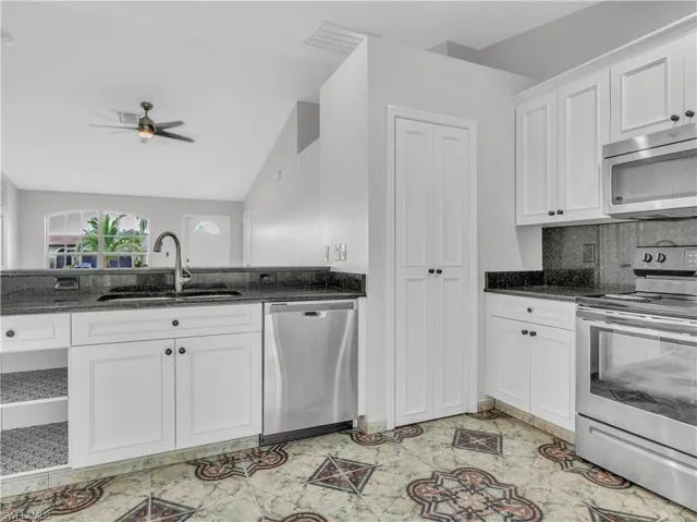 912 SE 5th  PL, Cape Coral, FL 33990