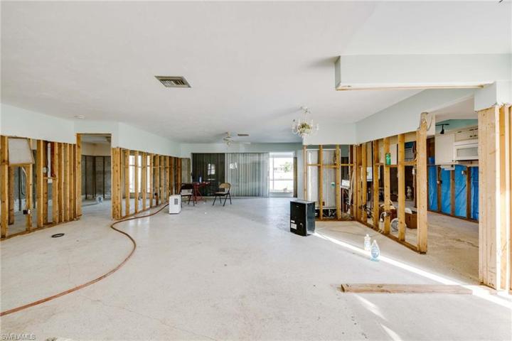 An expansive great room at 29' x 16'