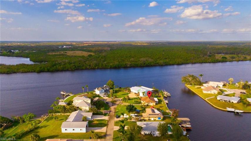 The calm waters of the Caloosahatchee await you