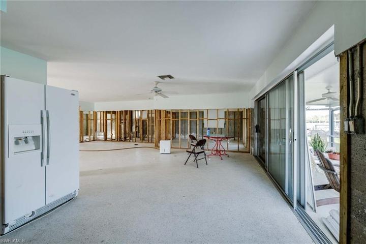 3 huge sliding glass doors provide plenty of natural sunlight