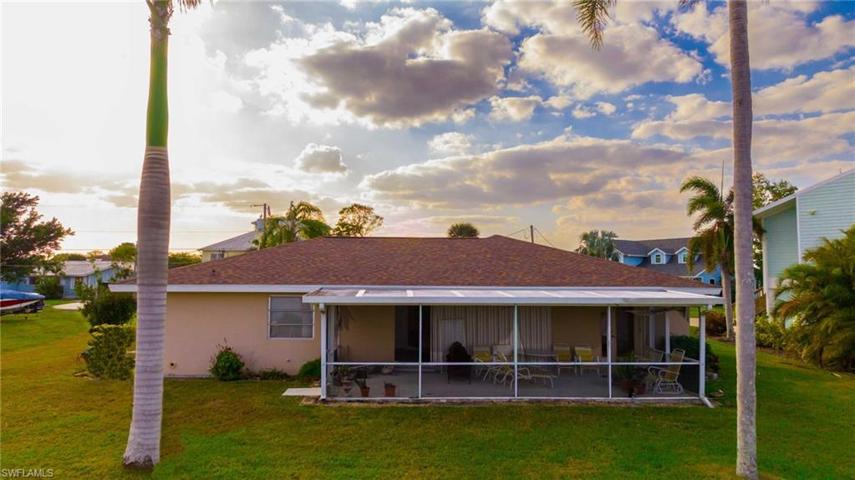 A huge 29' x 12' lanai for enjoying our beautiful SWFL weather