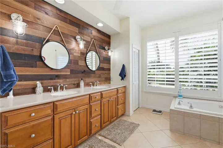 308 Wentworth Ct, Naples, Florida 34104