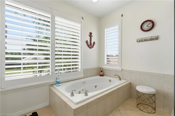 308 Wentworth Ct, Naples, Florida 34104