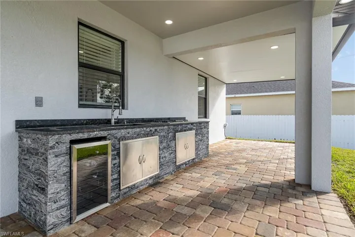 full outdoor kitchen with gas