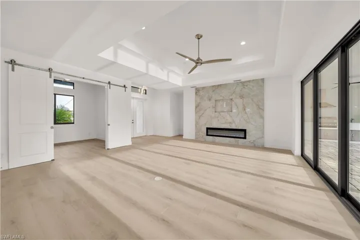 Tray ceiling with recessed lighting and ceiling fan