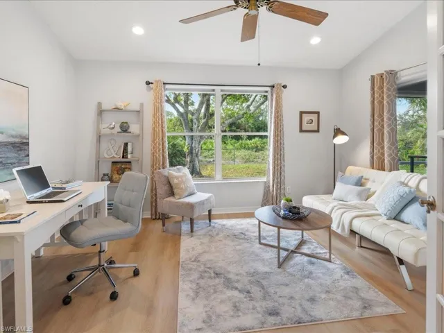 Flex space - office or den with access to lanai