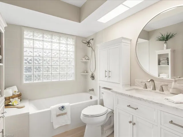 Newly renovated guest bath in 2023 shared by 2 guest bedrooms.