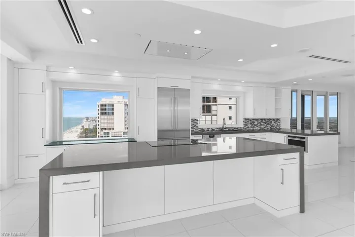8231 Bay Colony Dr 2004, Naples, Florida 34108
