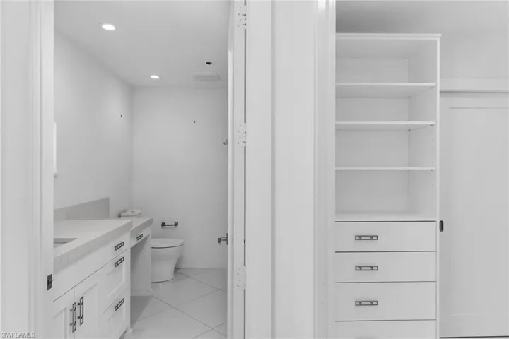 8231 Bay Colony Dr 2004, Naples, Florida 34108