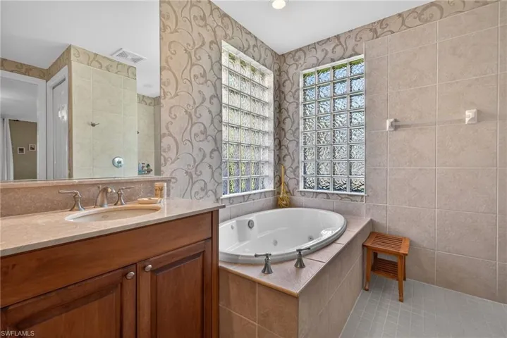 2638 Bolero Dr 401, Naples, Florida 34109