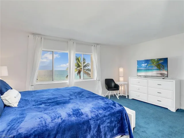 Bedroom with carpet