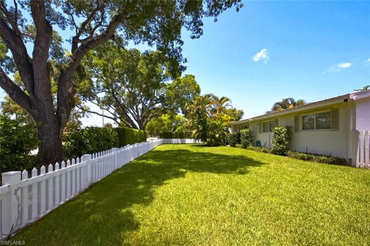 1216 10th St N, Naples, Florida 34102