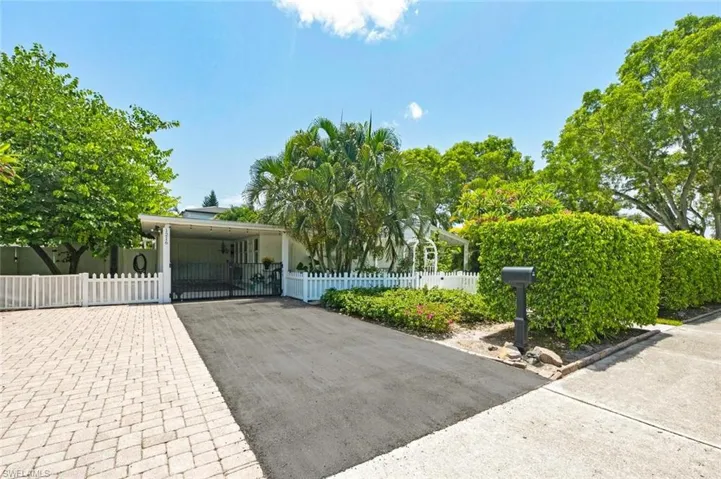 1216 10th St N, Naples, Florida 34102