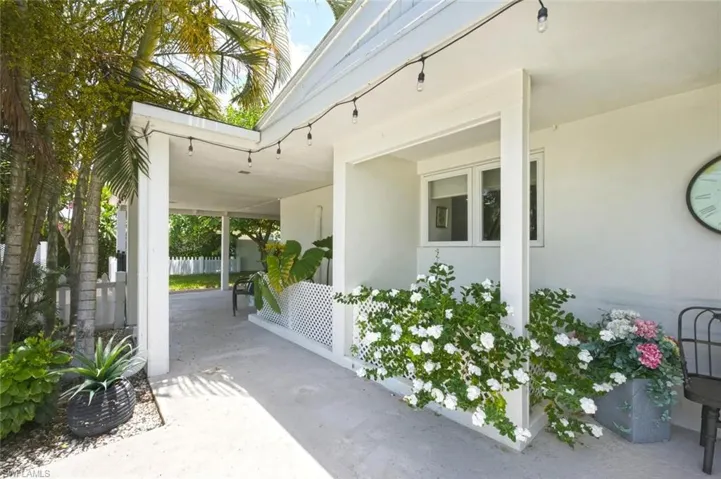 1216 10th St N, Naples, Florida 34102