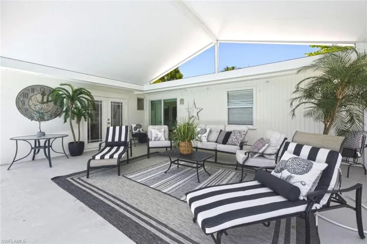 1216 10th St N, Naples, Florida 34102